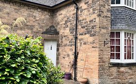 Private Room In Charming Detached House In Newington